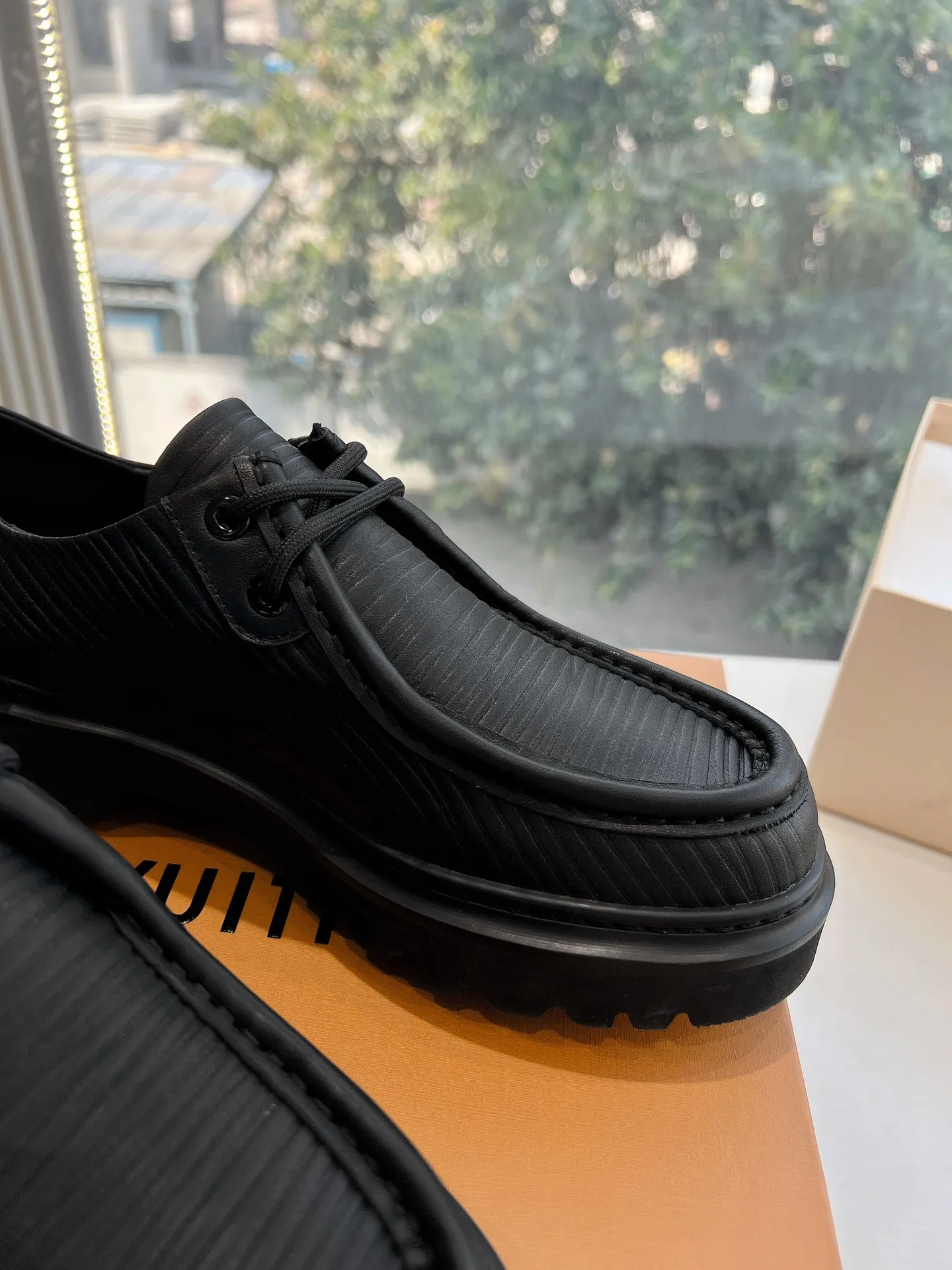 👟👟Ex-factory price 720👟👟 What you see is what you get G199 top version Louis Vuitto Louis Vuitton LV donkey brand L Carrefour shoes Archlight classic Skate sports and leisure thick-soled shoes Your LV outfit is shared today Louis Vuitton Presbyopic thick-soled loafers Original purchase and development Production Original purchase and development Production This LV Archlight sneaker is from Cut from cow leather in a playful shape. Double laces embellished with Louis Vuitton logo beading. The wide tongue and wavy outsole establish recognition, both are decorated with the LV Circle logo ▪️Fabric: Original imported original material ▪️Inner lining: Original customized lining ▪️Sole: Original molded genuine ▪️Size: Women's 35-45 (please note male and female when ordering at 39.40, 45 is not refundable or exchangeable for customization)